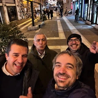 ogni anno sempre di più, questa réunion è diventata un must… @cb7_insta quest’anno ci sei mancato!
.
.
.
#italy #italia #trieste #friends #christmas #natale #cena #dinner #fun #must #reunion #workfriends #happy #divertimento #top #festadinatale #cenaaziendale #winter #freddo #ridere #walking #passeggiando #pomeriggio #selfie #photo #street #streetart #lights #night #christmaslights