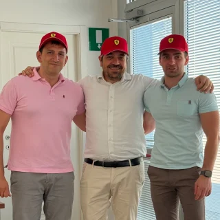 ed eccoci in grande spolvero per l’avviamento di Ferrari Modena, concessionaria Ferrari del gruppo Penske!
.
.
#italy #italia #modena #ferrari #concessionaria #dealer #rosso #rossoferrari #vadoalmassimo #golive #redhat #cappellini #tinta #intinta #incadea #colleagues #penske #penskeitalygram #working #ferrarired #caps #matching #honor #happy #warehouse #service #madeinitaly #luxury #maranello #f1