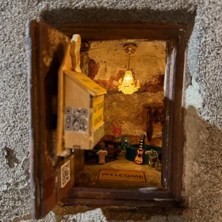 Casa de ratoncito pérez in Madrid ❤️
.
.
#spain #españa #madrid #ratoncito #pérez #houseinthewall #streetart #art #mini #amazing #walking #happy #strangeworld #raton #ratonperez #wall #house #secret #search #find #hidden #casita #elratonperez