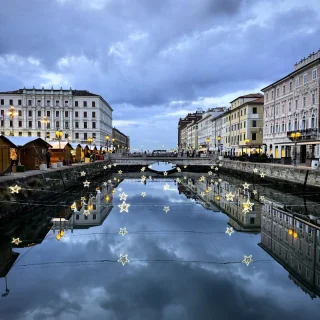 Winter and Christmas magic
.
.
#italy #italia #trieste #fvg #canals #water #lights #sea #adriático #winter #christmasparty #party #friends #colleagues #walking #relax #happy #clouds #buildings #streetart #christmaslight #yellow #yellowlight #stars #snowflakes #citylife #city #christmasmagic